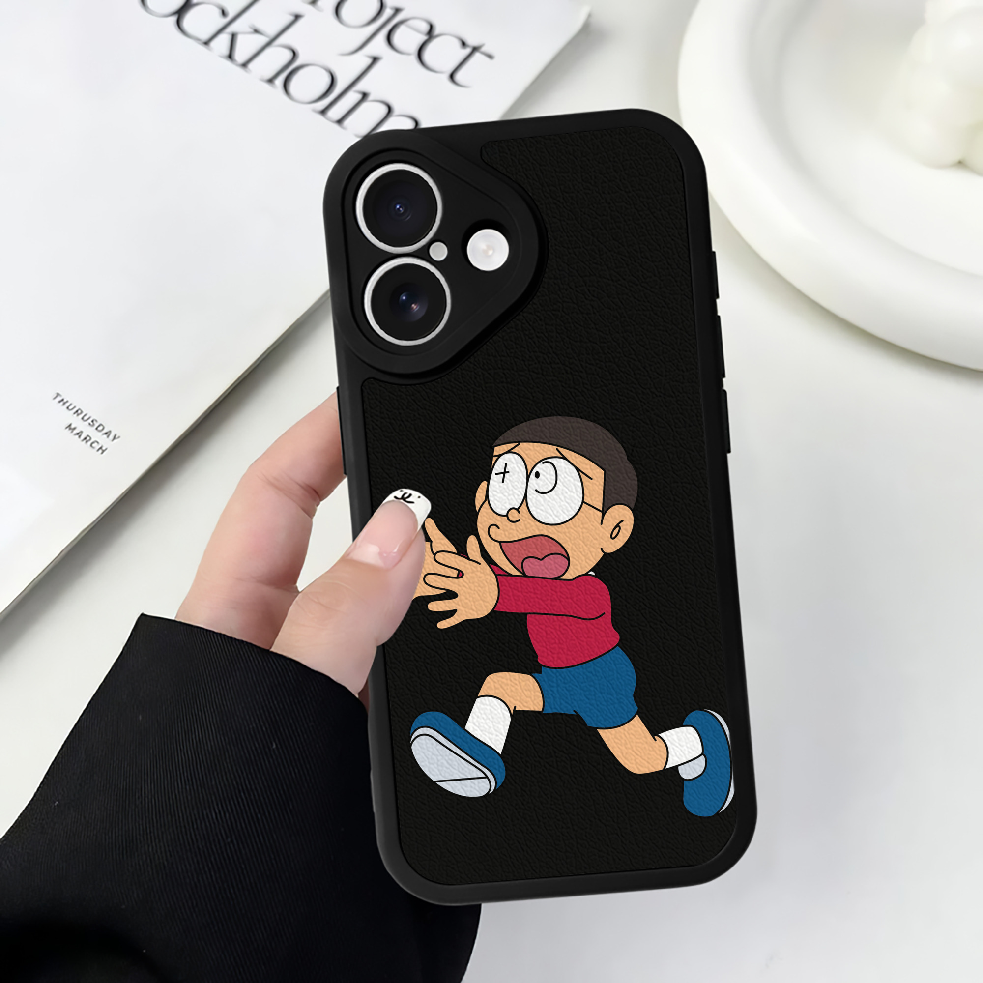 （画像用） ドラえもん 野比 のび太 Doraemon Nobita Nobi 【iPhone 16シリーズ対応】シリコンスマホケース（レザー調） 材質：シリコン